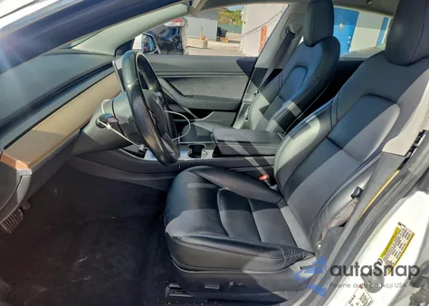 2018 Tesla Model 3 z USA, uszkodzony, nr VIN 5YJ3E1EA2JF035261